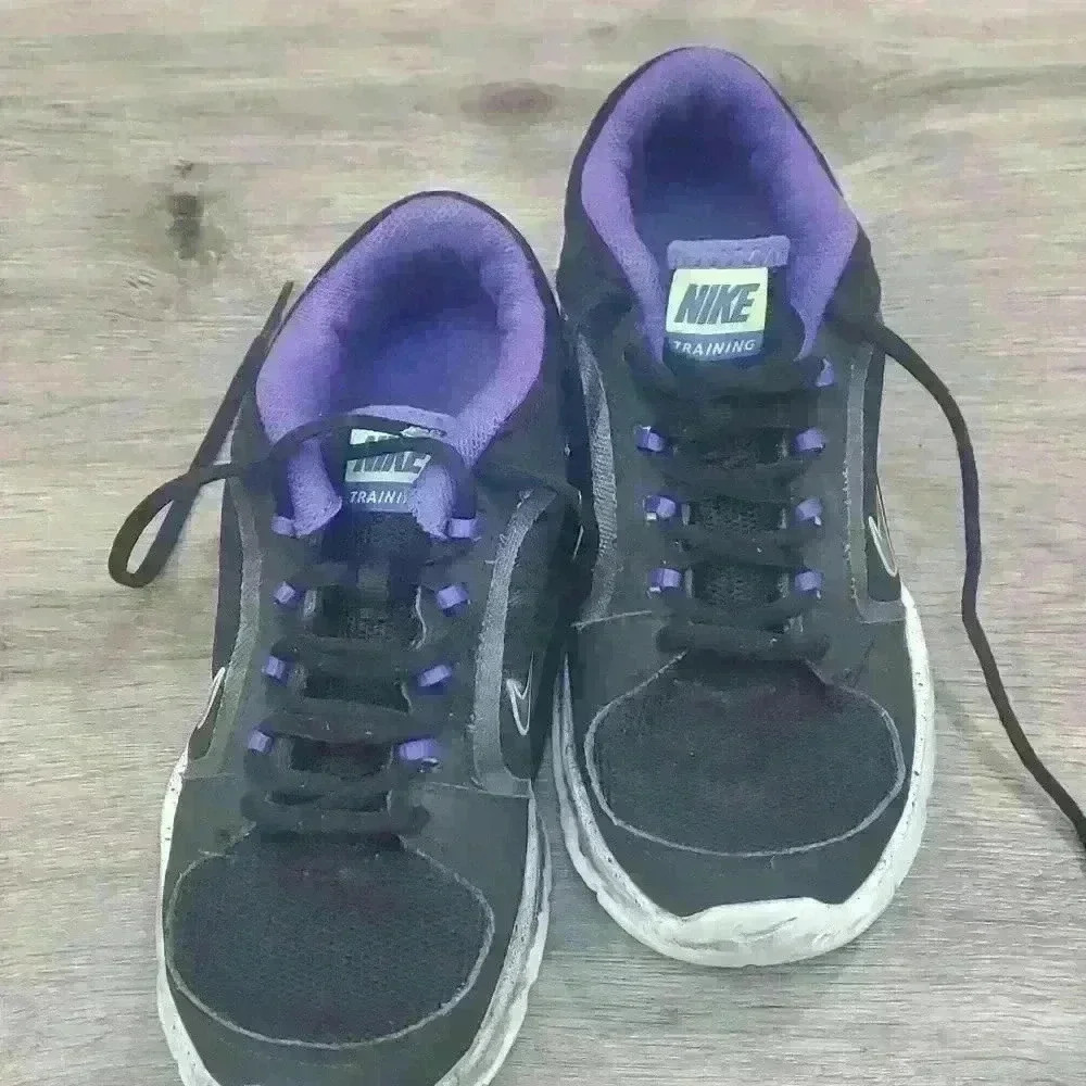 Women's Nike Shoes,  Sz 6. - Picture 2 of 5